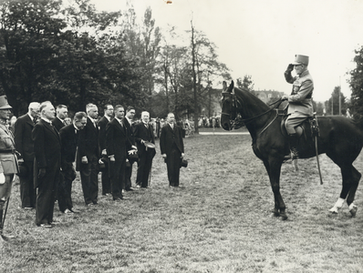 99715 Afbeeling van leden van een commissie uit de burgerij die kolonel P.W. Scharroo (rechts te paard, commandant ...